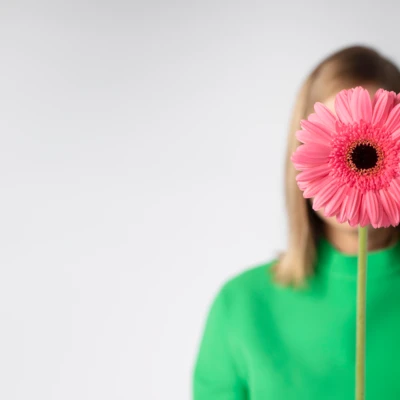 close-up-portrait-beautiful-woman-with-flowers