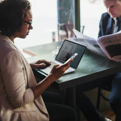 partenaires-d-affaires-reunis-dans-un-cafe